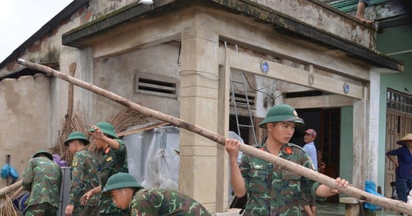 Bộ đội Quảng Ngãi giúp nhân dân xã Nguyễn Nghiêm khắc phục hậu quả lốc xoáy