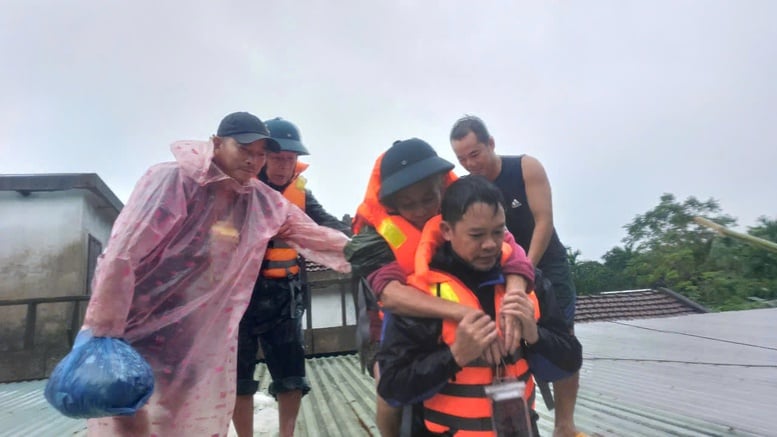 Banyak retakan ditemukan di gunung Ngang, Da Nang segera mengevakuasi 59 rumah tangga - Foto 2. Phát hiện nhiều vết nứt ở núi Ngang, Đà Nẵng sơ tán khẩn cấp 59 hộ dân- Ảnh 2.