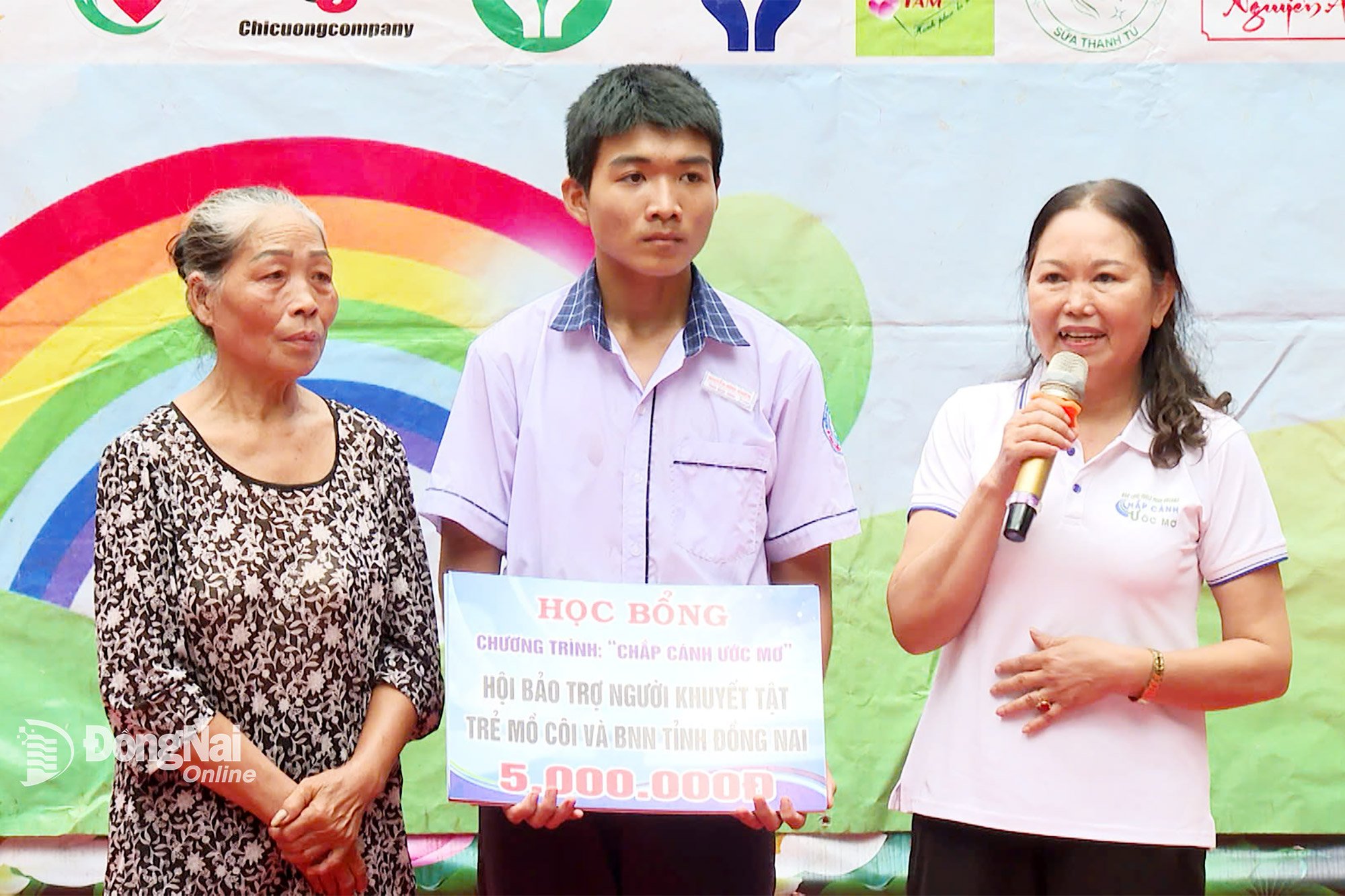 Ms. Bui Thi Huong, Vice President of the Association for the Support of People with Disabilities, Orphans and Poor Patients of Dong Nai Province, awarded a scholarship of 5 million VND. Photo: Phu Quy