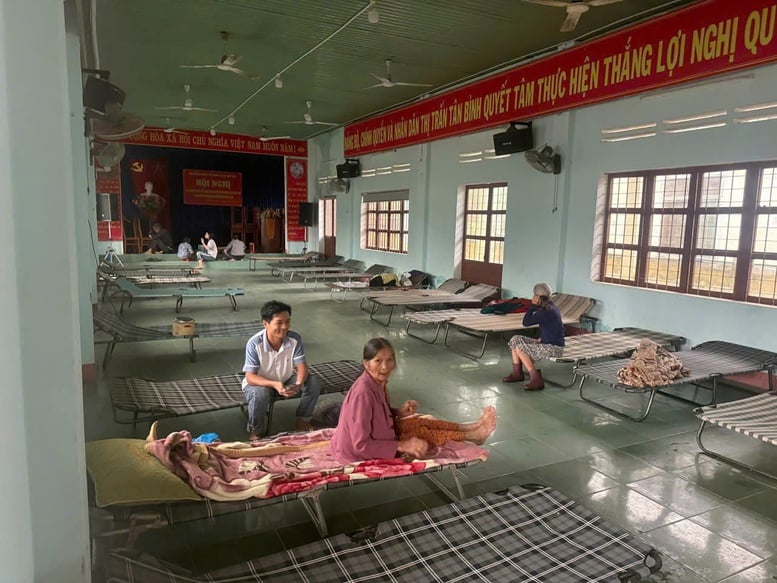 Banyak retakan ditemukan di gunung Ngang, Da Nang segera mengevakuasi 59 rumah tangga - Foto 3. Phát hiện nhiều vết nứt ở núi Ngang, Đà Nẵng sơ tán khẩn cấp 59 hộ dân- Ảnh 3.