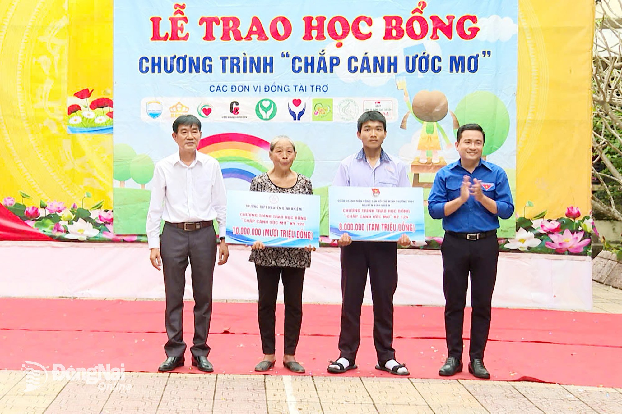 The staff, teachers and students of Nguyen Binh Khiem High School donated a total of 18 million VND to Ngoc Thinh. Photo: Phu Quy