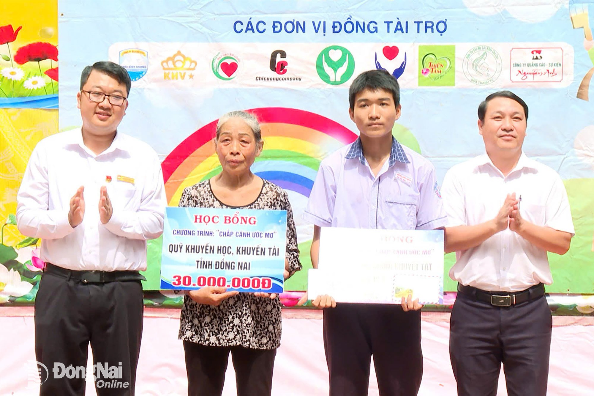 Representatives of Nhon Trach commune leaders awarded scholarships and shared solutions to support the solidarity house for Thinh's family in the coming time. Photo: Phu Quy