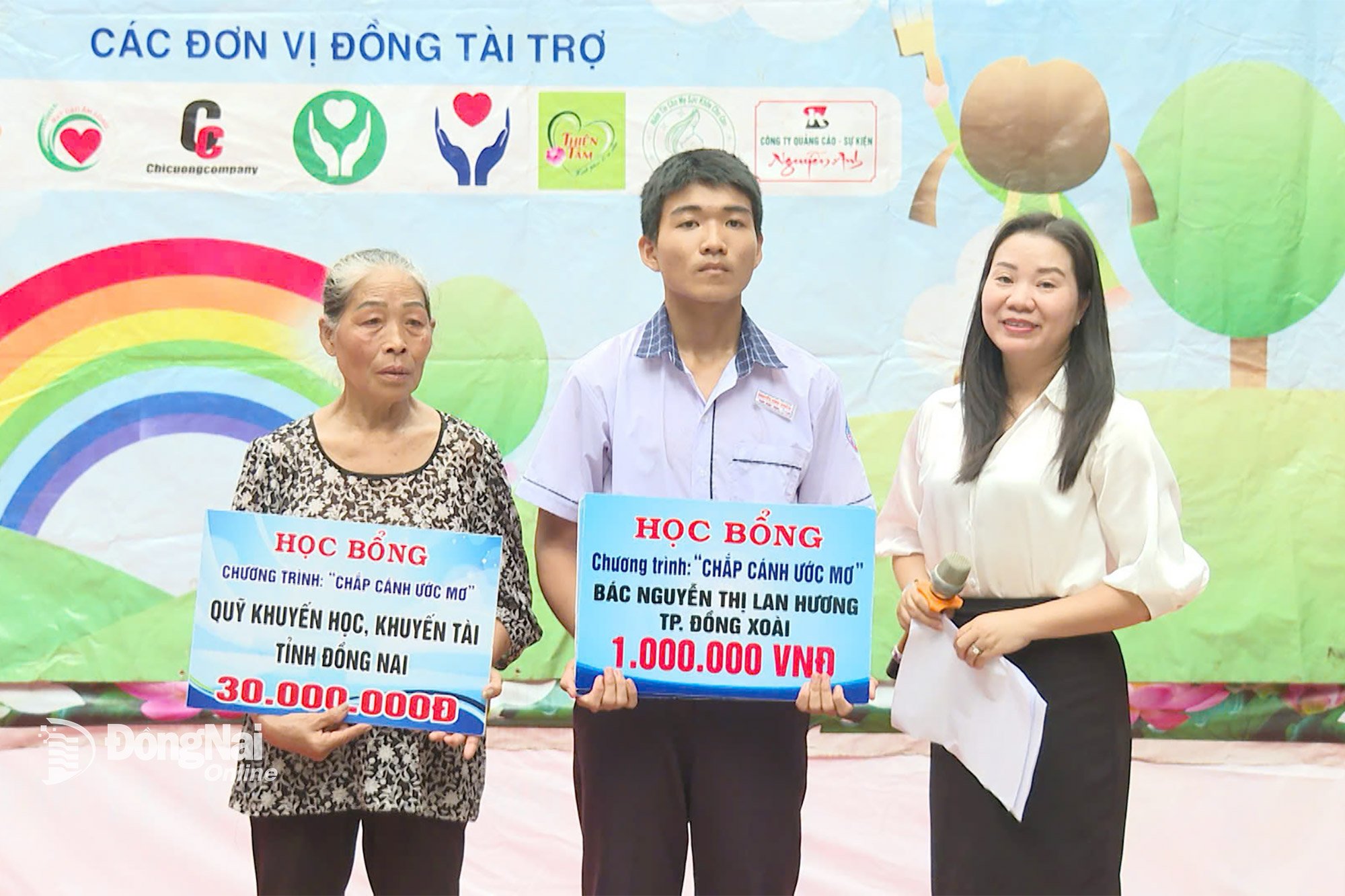 The scholarships are like a red fire that warms the poor, lonely days of Ngoc Thinh and Mrs. Phet's family members. Photo: Phu Quy