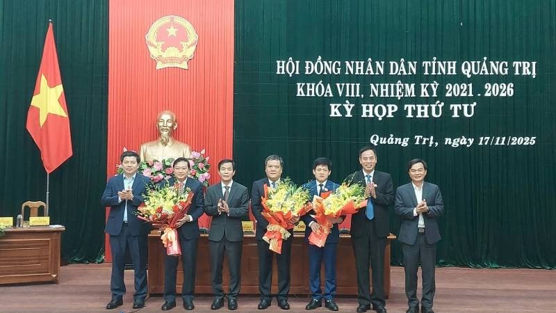 Comitetul permanent al Partidului din Provincia Quang Tri a oferit flori pentru a-i felicita pe camarazi pentru noile lor funcții.