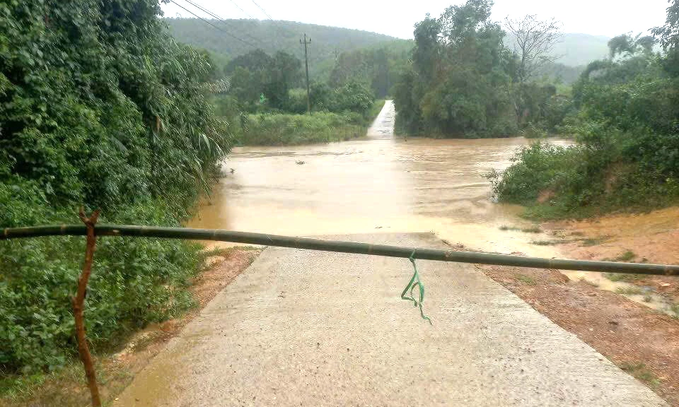 Birçok trafik yolu sular altında kaldı ve ulaşıma kapandı.