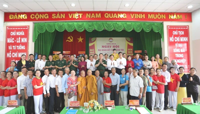 Đại tướng Nguyễn Trọng Nghĩa, Ủy viên Bộ Chính trị, Bí thư Trung ương Đảng, Ủy viên Thường vụ Quân ủy Trung ương, Chủ nhiệm Tổng cục Chính trị Quân đội nhân dân Việt Nam dự Ngày hội Đại đoàn kết toàn dân tộc tại khu phố Phú Nhơn, phường Long An, Tây Ninh.