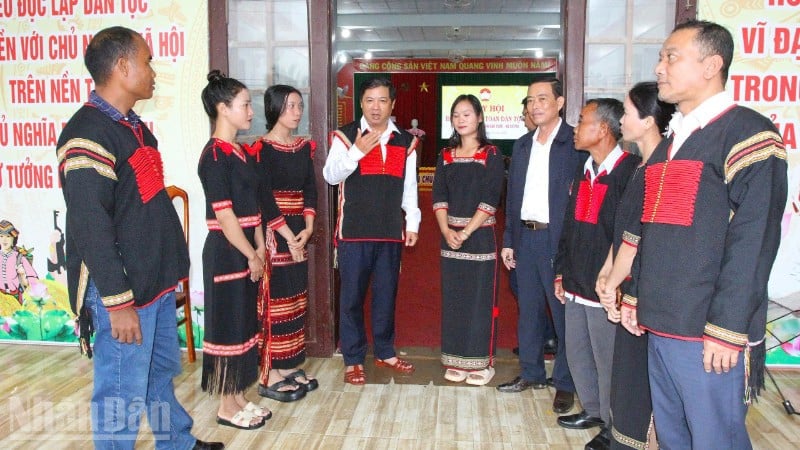 លេខាបក្សខេត្ត Dak Lak លោក Luong Nguyen Minh Triet (ឈរលេខ ៤ ពីឆ្វេង) ជួបសន្ទនាជាមួយថ្នាក់ដឹកនាំឃុំ Cu Pui និងប្រជាជនភូមិ Dak Tuor។