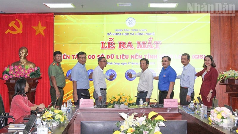 각 부서, 지사, 부문의 리더들이 GIS 데이터베이스 플랫폼을 출시하기 위해 버튼을 눌렀습니다.