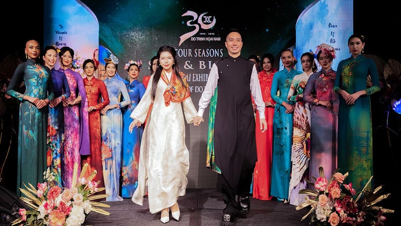 डिजाइनर डो ट्रिन्ह होई नाम और मॉडल दर्शकों का अभिवादन करते हुए।