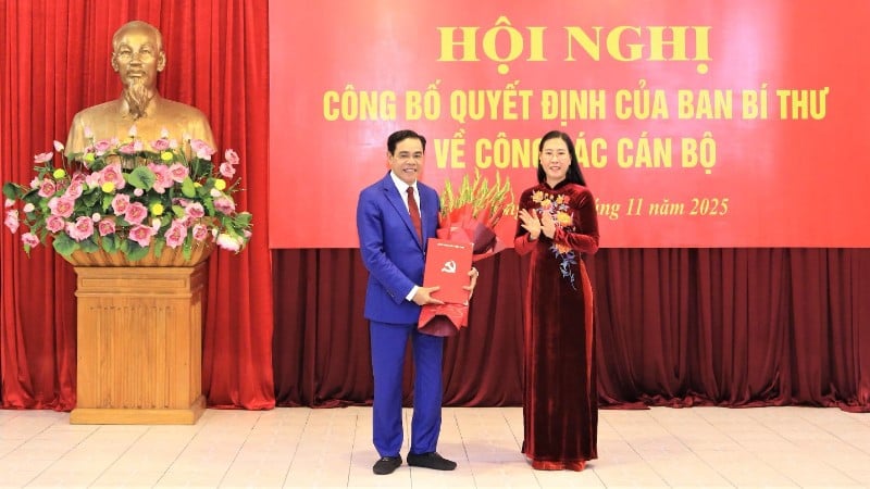 សមមិត្ត Bui Thi Quynh Van អនុប្រធានគណៈកម្មាធិការរៀបចំមជ្ឈិម បានបង្ហាញសេចក្តីសម្រេចរបស់លេខាធិការដ្ឋានមជ្ឈិម និងជូនកម្រងផ្កាអបអរសាទរសមមិត្ត Vo Trong Hai។