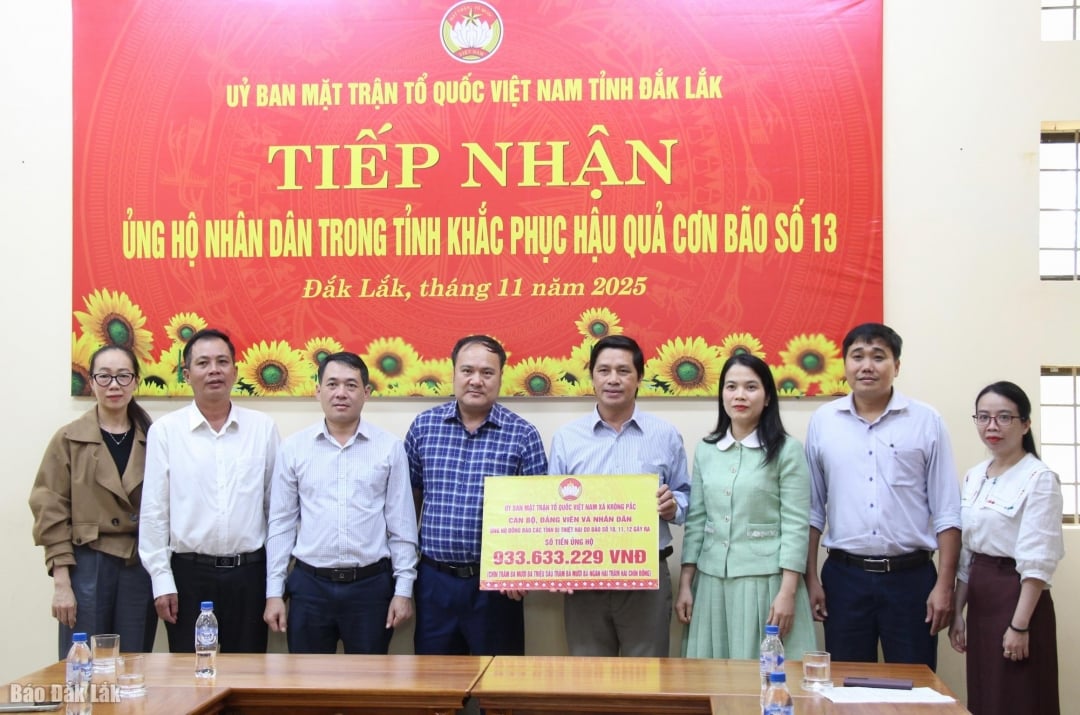 តំណាងឃុំក្រាំងប៉ាក ប្រគល់ថវិកាជូនគណៈកម្មាធិការរណសិរ្សមាតុភូមិវៀតណាមនៃខេត្ត។