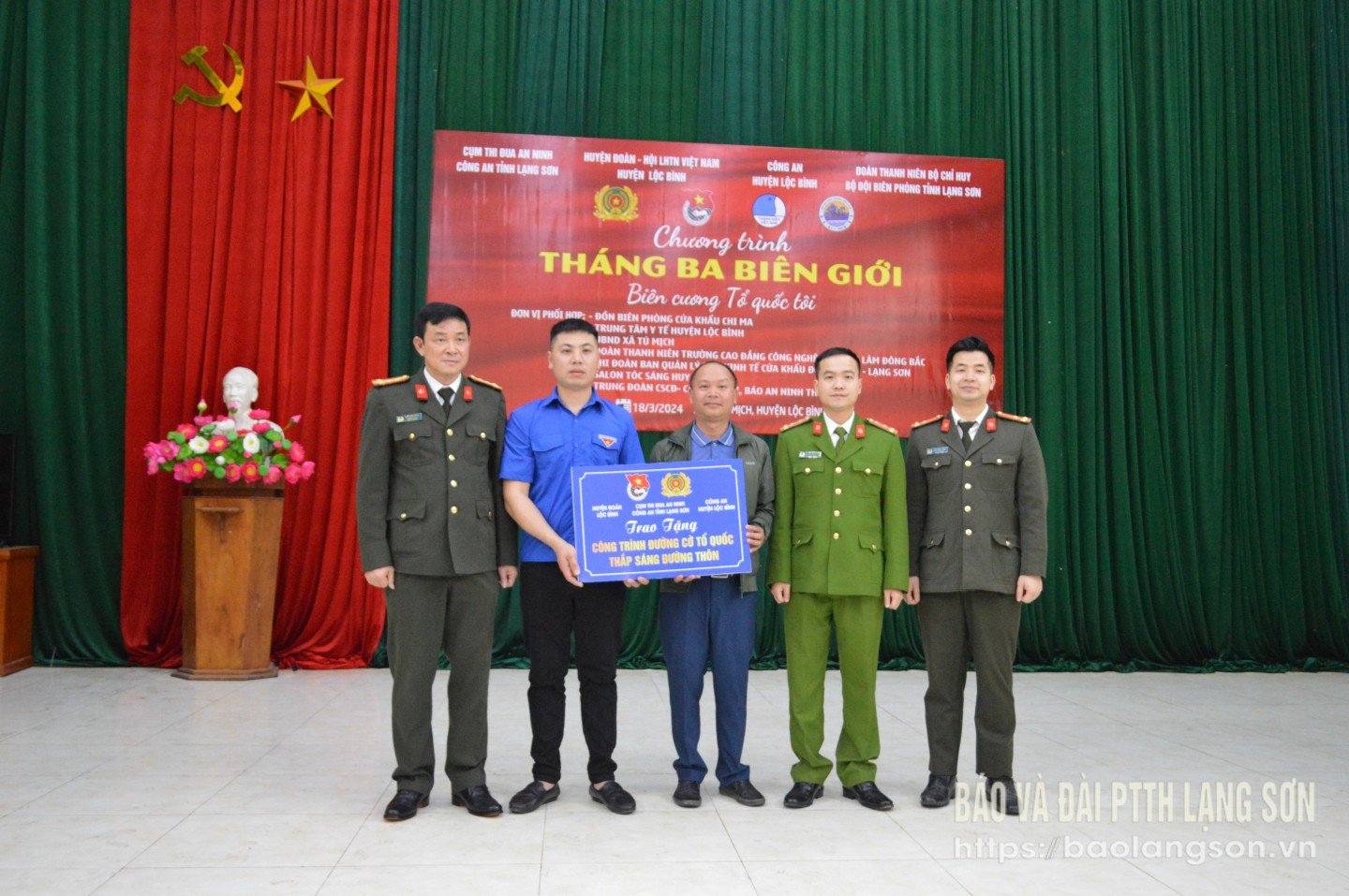 Polisens ungdomsförbund presenterade projektet Nationella flaggvägen för att lysa upp byvägarna i Mau Son kommun (tidigare Tu Mich kommun).