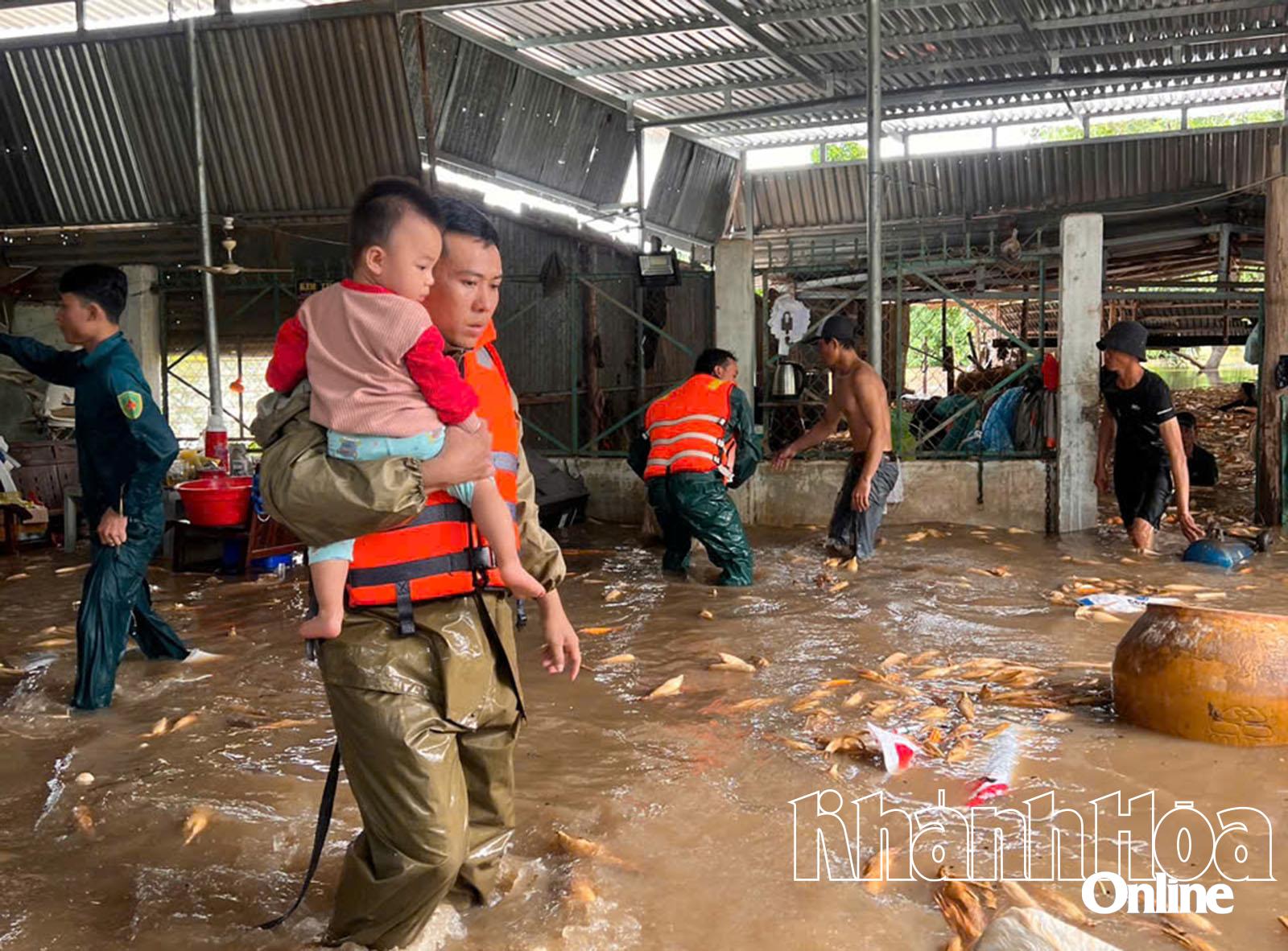 ក្មេងប្រុសម្នាក់ត្រូវបានអាជ្ញាធរយកចេញពីតំបន់លិចទឹកទៅកាន់ទីសុវត្ថិភាព។