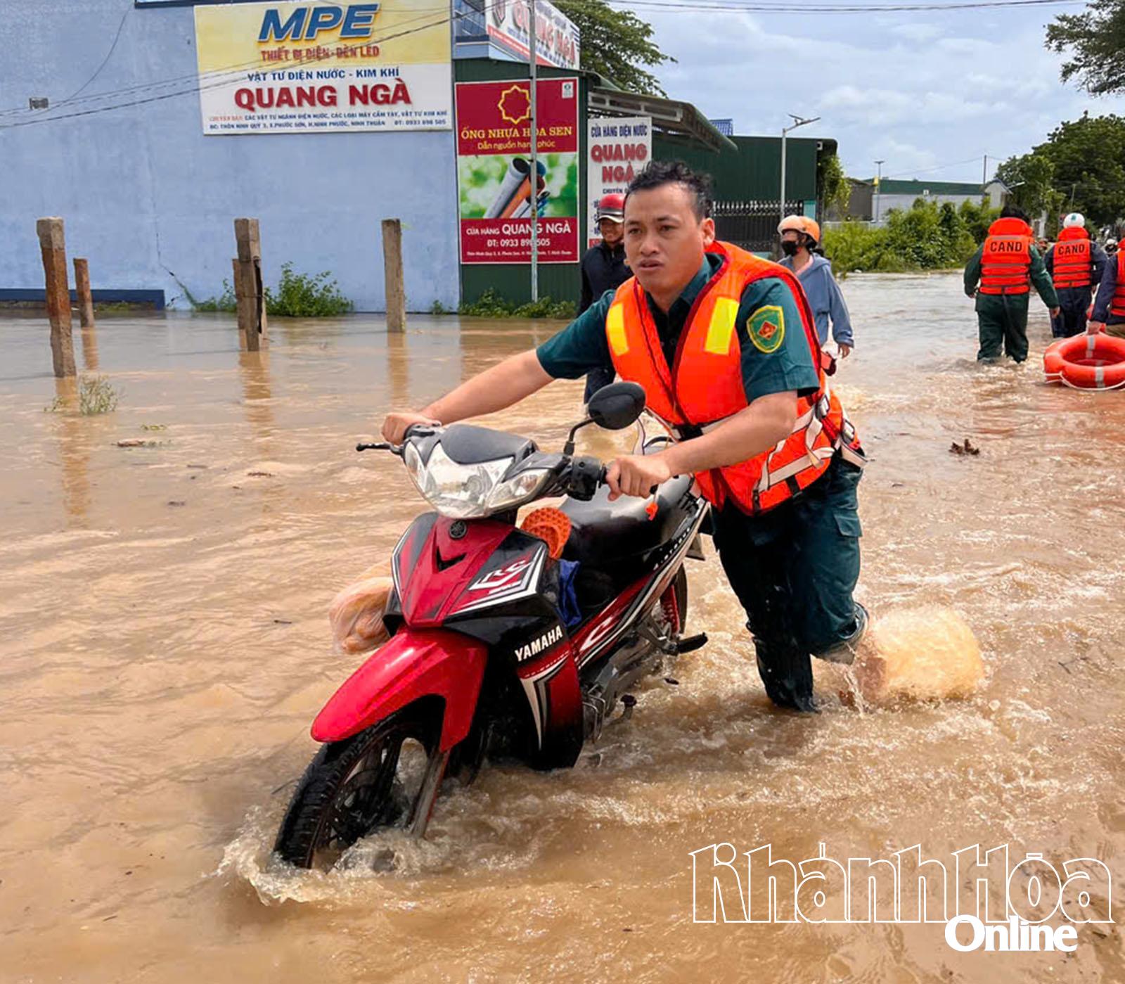 កងជីវពលឃុំបាននាំយកទ្រព្យសម្បត្តិរបស់ប្រជាពលរដ្ឋទៅកាន់ទីសុវត្ថិភាពជាបន្ទាន់។