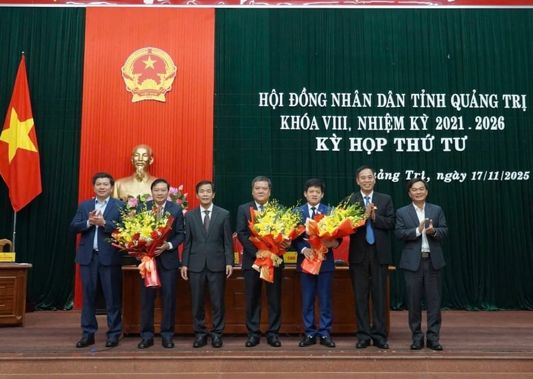 Товариша Ле Хонг Віня було обрано головою Народного комітету провінції Куангчі - Фото 1. Đồng chí Lê Hồng Vinh được bầu làm Chủ tịch UBND tỉnh Quảng Trị- Ảnh 1.