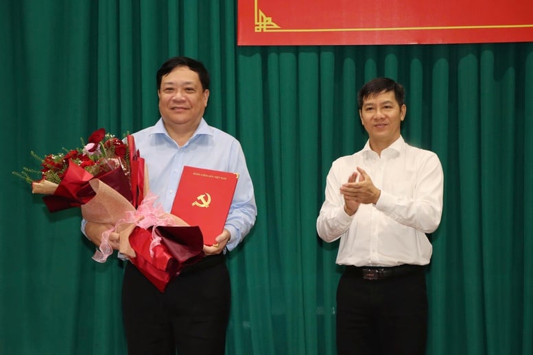 مسٹر فام تھانہ نگائی ڈونگ تھاپ صوبائی پارٹی کمیٹی کے ڈپٹی سیکرٹری کے عہدے پر فائز ہیں - تصویر 1۔ Ông Phạm Thành Ngại giữ chức Phó Bí thư Tỉnh ủy Đồng Tháp- Ảnh 1.