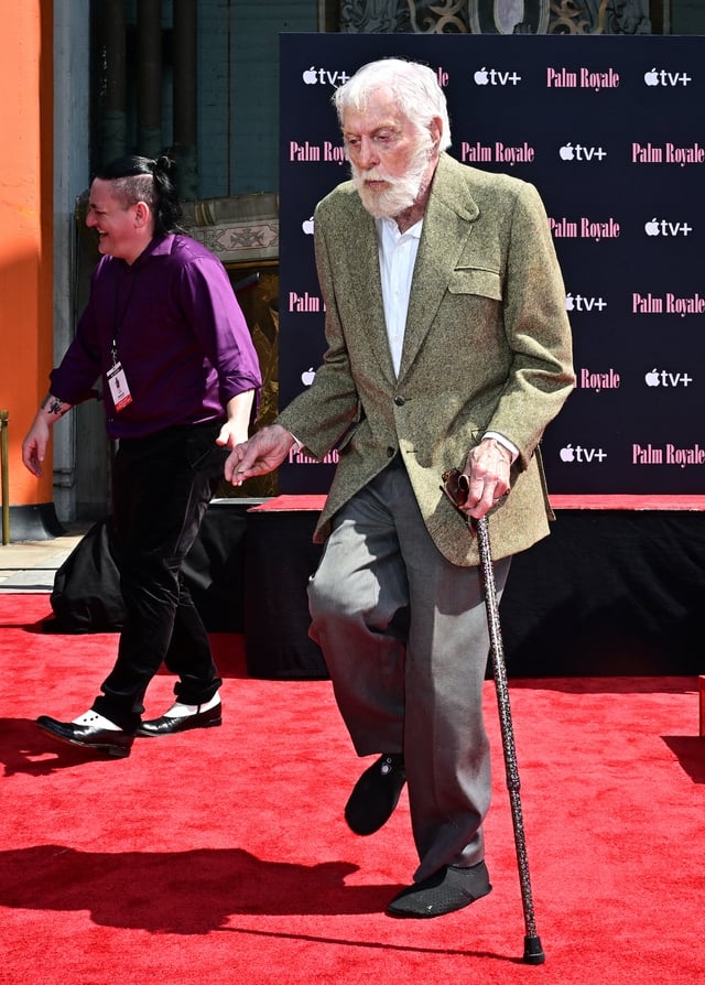 Legendarische Dick Van Dyke onthult zijn privéleven op 100-jarige leeftijd - Foto 2. Huyền thoại Dick Van Dyke hé lộ cuộc sống riêng ở tuổi 100
- Ảnh 2.