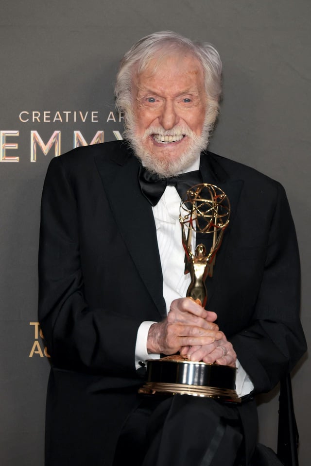 Legendarische Dick Van Dyke onthult zijn privéleven op 100-jarige leeftijd - Foto 3. Huyền thoại Dick Van Dyke hé lộ cuộc sống riêng ở tuổi 100
- Ảnh 3.