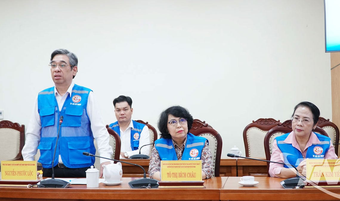 El camarada Nguyen Phuoc Loc, vicesecretario del Comité del Partido de la Ciudad y presidente del Comité del Frente de la Patria de la Ciudad de Ho Chi Minh, habló sobre los daños causados por las inundaciones en la provincia de Thai Nguyen.