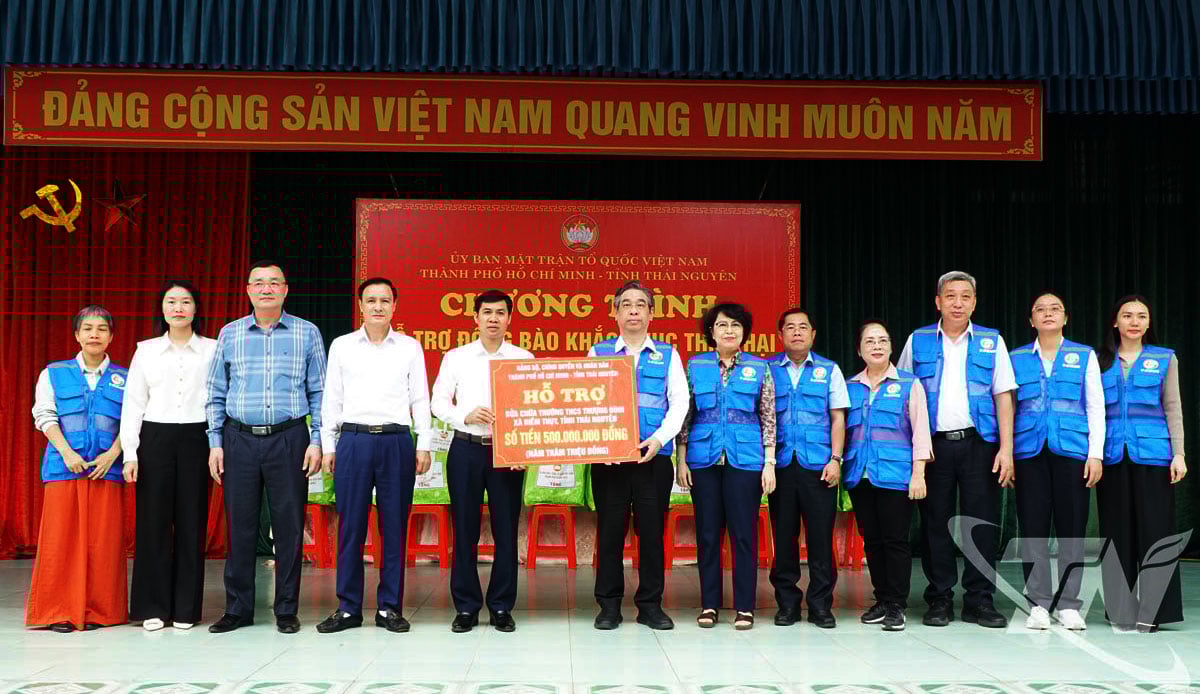 El Comité Permanente del Frente de la Patria de Vietnam de la ciudad de Ho Chi Minh otorgó 500 millones de VND para apoyar a la escuela secundaria Thuong Dinh (comuna de Diem Thuy).