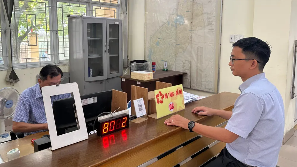 Människor kommer till Thong Tay Hoi-distriktet för att få bygglov på papper. Foto: THANH HIEN