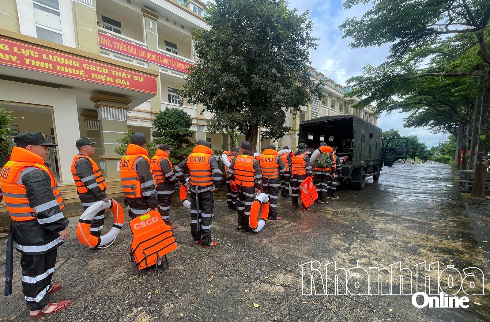 Cán bộ, chiến sĩ Tiểu đoàn 2 lên đường giúp dân