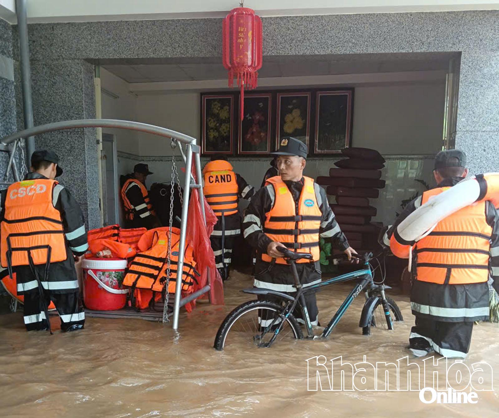 Khẩn trương di chuyển tài sản cho người dân đến nơi an toàn