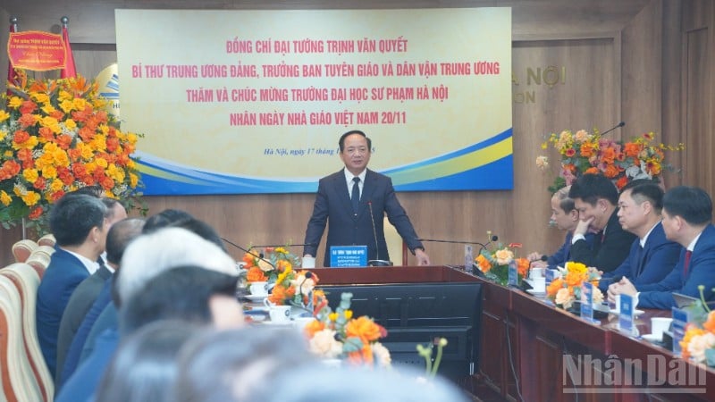 សមមិត្ត Trinh Van Quyet ថ្លែងសុន្ទរកថាអបអរសាទរចំពោះសាកលវិទ្យាល័យអប់រំជាតិហាណូយ ក្នុងទិវាគ្រូបង្រៀនវៀតណាម។