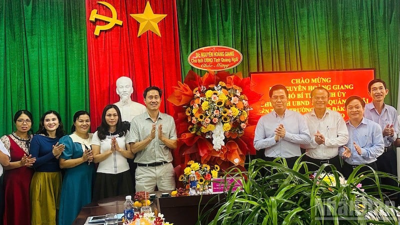 ថ្នាក់ដឹកនាំខេត្ត Quang Ngai បានអញ្ជើញទៅសួរសុខទុក្ខលោកគ្រូ អ្នកគ្រូ ក្នុងទិវាគ្រូបង្រៀនវៀតណាម ថ្ងៃទី ២០ ខែវិច្ឆិកា។