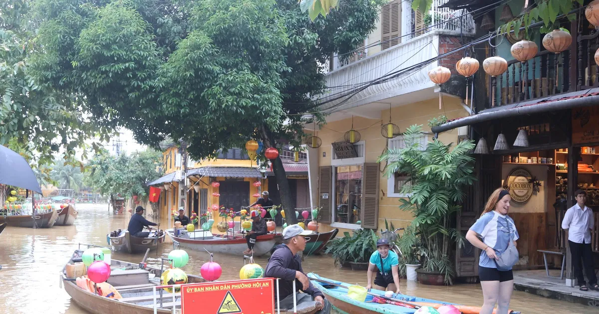 Phố cổ Hội An lại ngập, người dân tất bật kê cao đồ đạc