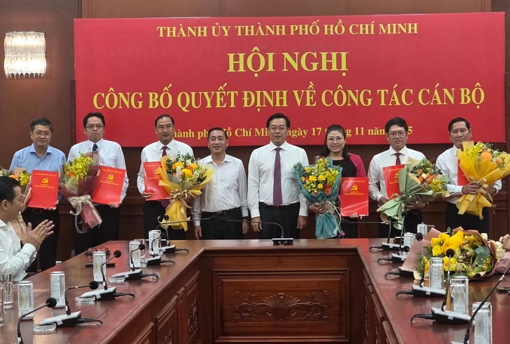 Jawatankuasa Parti Bandaraya Ho Chi Minh melantik dan memindahkan 9 ketua jabatan, cawangan, komune dan wad - Foto 2. TP.HCM - Ảnh 2.