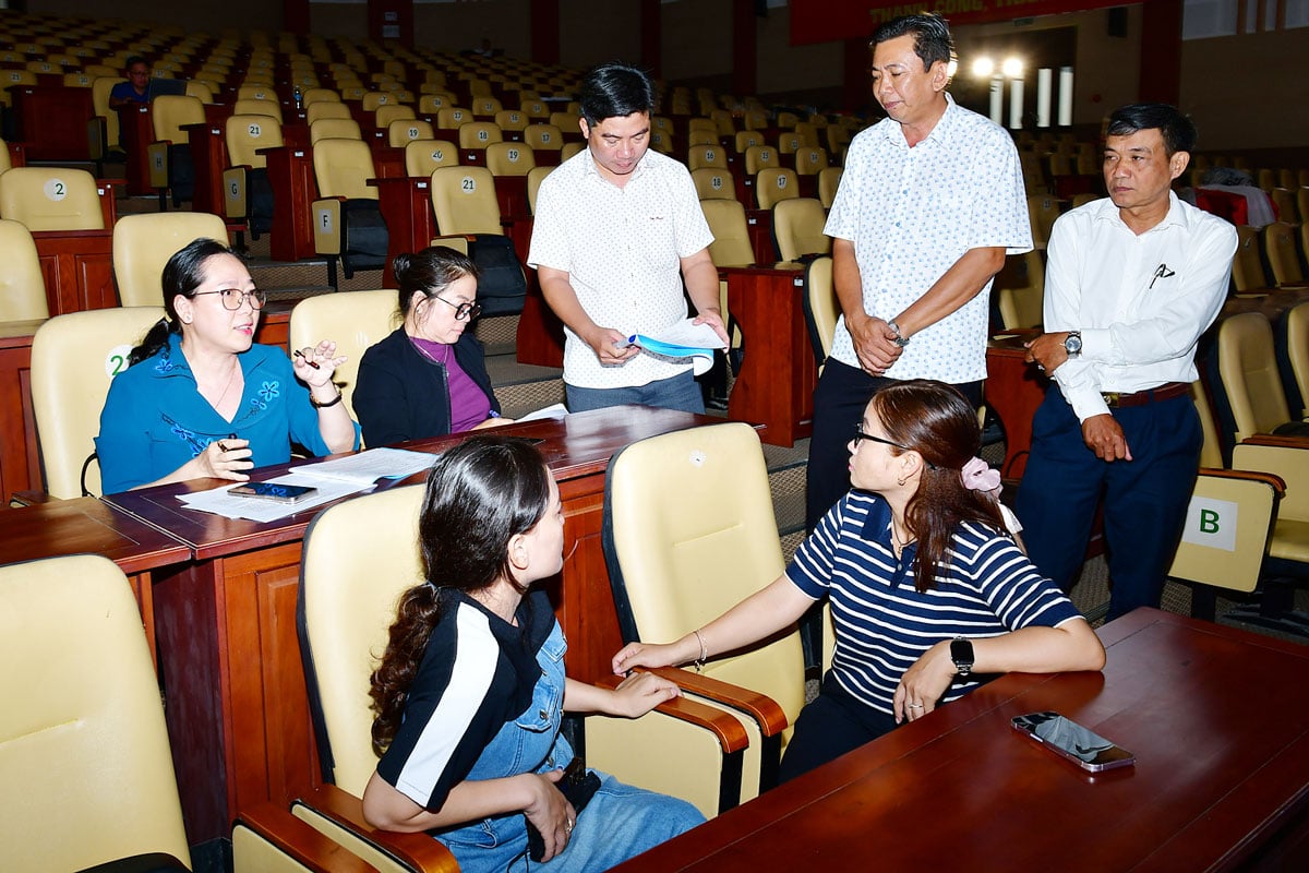 Kawan Nguyen Thi Hong Nhung - Anggota Komite Tetap Partai Provinsi, Wakil Ketua Komite Front Tanah Air Vietnam Provinsi (kiri) dan para delegasi memberikan komentar tentang program tersebut.