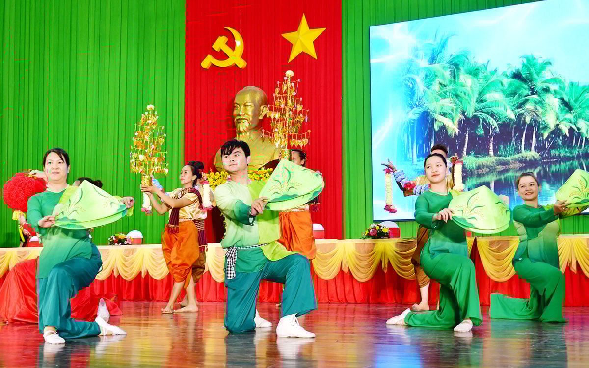 Tarian “Aliran Aluvial yang Sama” yang dibawakan oleh kelompok tari.