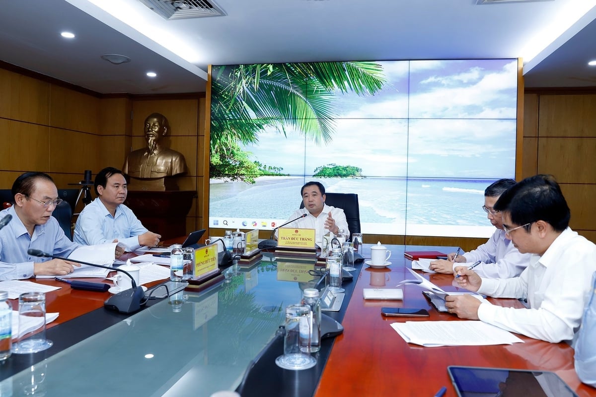 Bộ trưởng Trần Đức Thắng chủ trì cuộc họp hoàn thiện hồ sơ sửa đổi 15 luật để trình Quốc hội, thống nhất nội dung tiếp thu, giải trình và xây dựng nghị định hướng dẫn. Ảnh: Khương Trung.