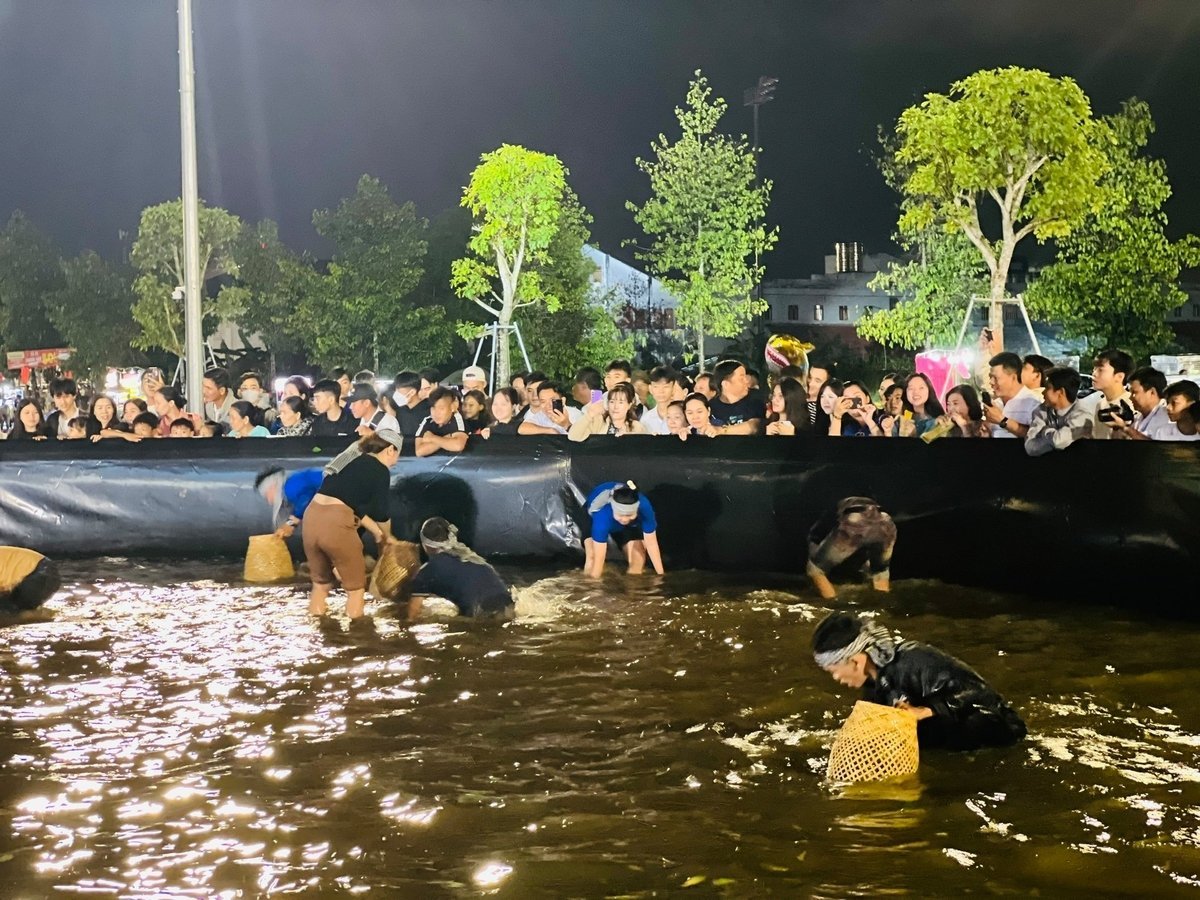 The fastest crab catching contest took place on the evening of November 16. Photo: Trong Linh. Cuộc thi mò cua nhanh nhất diễn ra tối ngày 16/11. Ảnh: Trọng Linh.