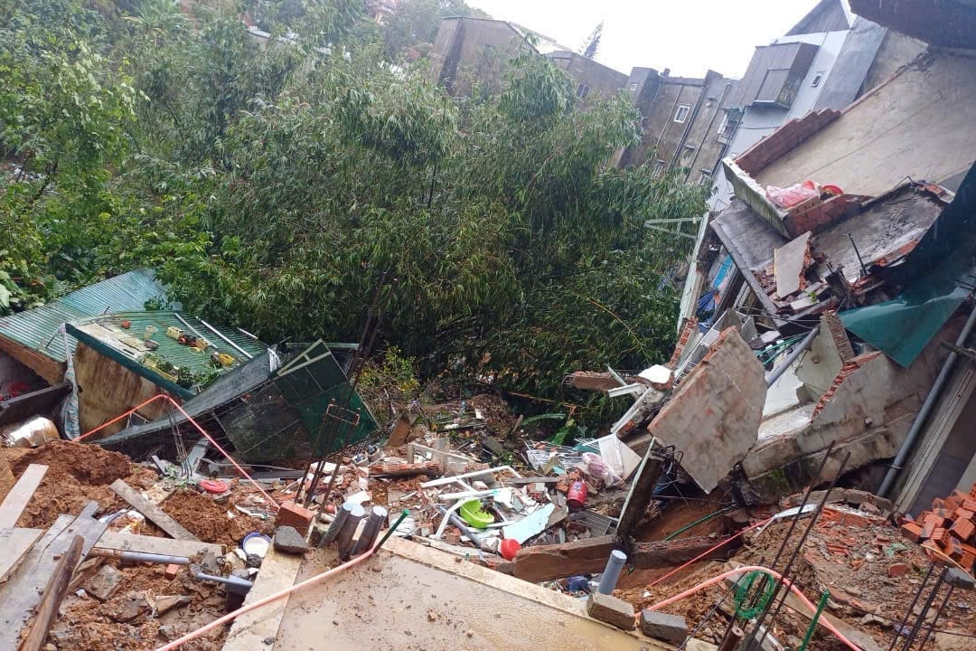 Bagian belakang rumah Ibu N.N.B.T di blok 3A, Kelurahan Khe Sanh ambruk. Foto: Anh Cu. Phần sau ngôi nhà của bà N.N.B.T tại khối 3A, xã Khe Sanh bị sập. Ảnh: Anh Cư.