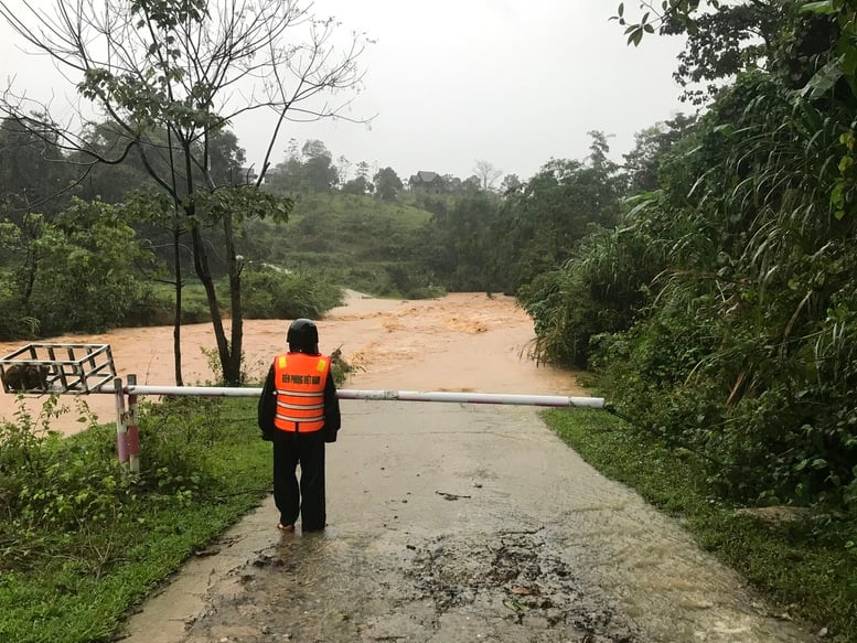 จังหวัดกวางตรี: น้ำท่วมบ้านเรือนกว่า 1,400 หลังคาเรือน เส้นทางสัญจรถูกตัดขาด มีผู้สูญหาย 1 คน - ภาพที่ 1 Quảng Trị: Hơn 1.400 hộ bị ngập, nhiều tuyến giao thông chia cắt, một người mất tích- Ảnh 1.