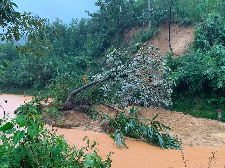 จังหวัดกวางตรี: น้ำท่วมบ้านเรือนกว่า 1,400 หลังคาเรือน เส้นทางสัญจรถูกตัดขาด มีผู้สูญหาย 1 ราย - ภาพที่ 3 Quảng Trị: Hơn 1.400 hộ bị ngập, nhiều tuyến giao thông chia cắt, một người mất tích- Ảnh 3.
