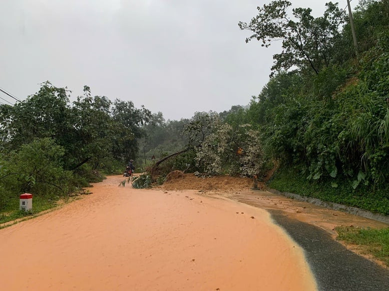 จังหวัดกวางตรี: น้ำท่วมบ้านเรือนกว่า 1,400 หลังคาเรือน เส้นทางสัญจรถูกตัดขาด มีผู้สูญหาย 1 ราย - ภาพที่ 4 Quảng Trị: Hơn 1.400 hộ bị ngập, nhiều tuyến giao thông chia cắt, một người mất tích- Ảnh 4.