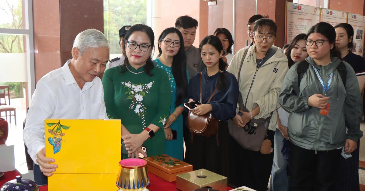 Đến Đại học Quốc gia TP.HCM, xem triển lãm sơn mài Tương Bình Hiệp