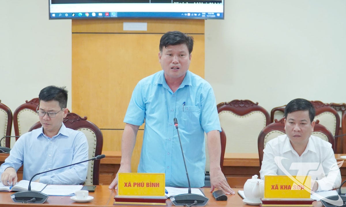 Local representatives exchanged at the meeting.