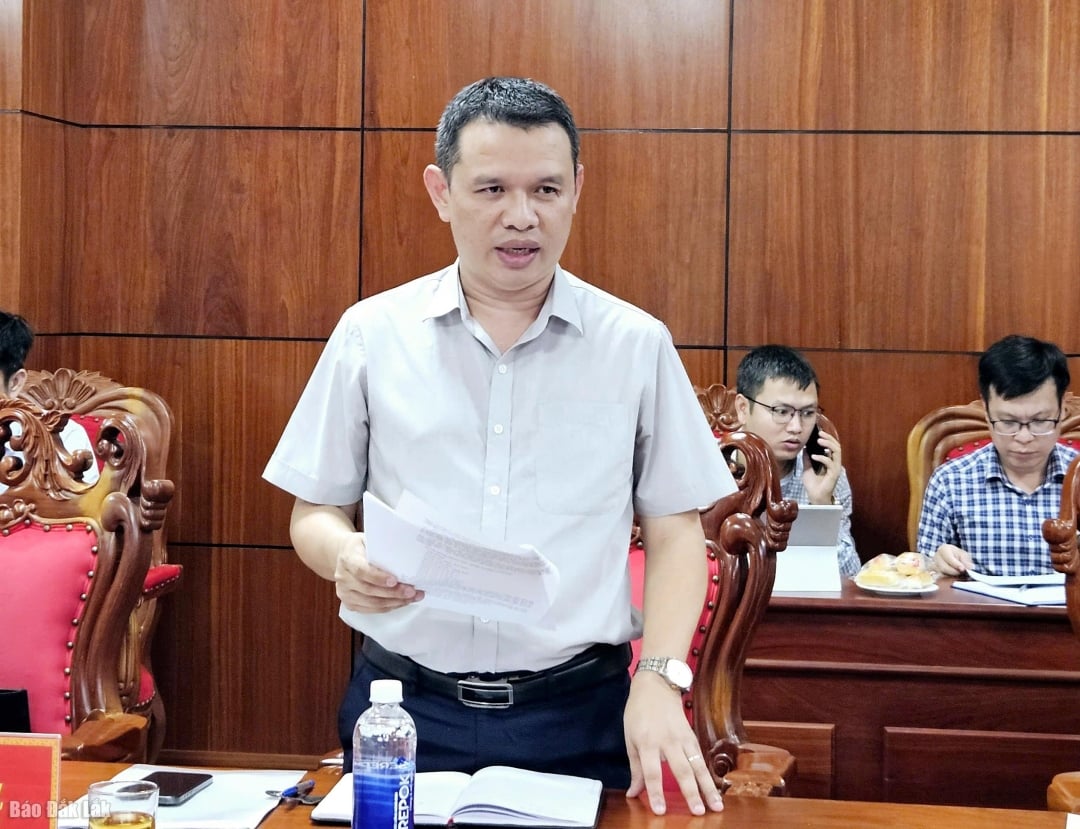 Der Direktor des Verwaltungsrats für Investitions- und Bauprojekte in der östlichen Region der Provinz, Dang Khoa Dam, berichtete auf der Sitzung.