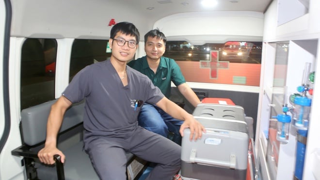 การปลูกถ่ายตับข้ามประเทศเวียดนามช่วยชีวิตเด็กอายุ 2 ขวบที่มีภาวะท่อน้ำดีตีบแต่กำเนิด - ภาพที่ 1 Ca ghép gan xuyên Việt cứu sống bé 2 tuổi bị teo đường mật bẩm sinh- Ảnh 1.