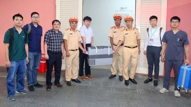 การปลูกถ่ายตับข้ามประเทศเวียดนามช่วยชีวิตเด็กอายุ 2 ขวบที่มีภาวะท่อน้ำดีตีบแต่กำเนิด - ภาพที่ 2 Ca ghép gan xuyên Việt cứu sống bé 2 tuổi bị teo đường mật bẩm sinh- Ảnh 2.