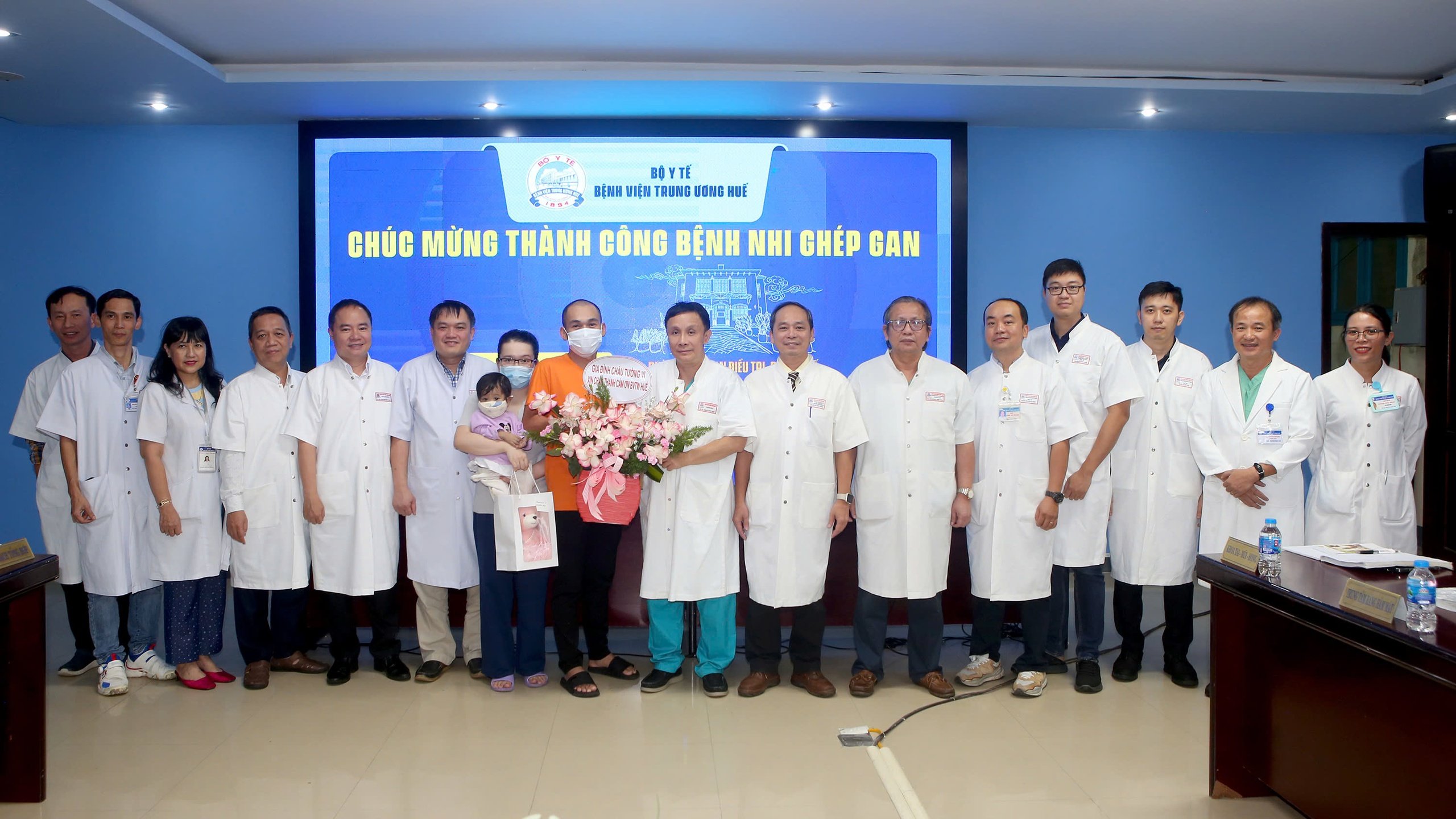 Ca ghép gan xuyên Việt cứu sống bé 2 tuổi bị teo đường mật bẩm sinh- Ảnh 4.