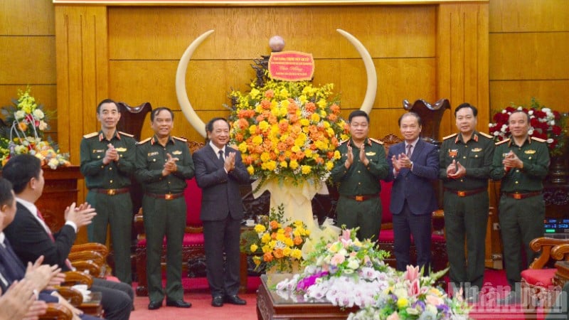 पार्टी केंद्रीय समिति के सचिव और केंद्रीय प्रचार एवं जन-आंदोलन आयोग के प्रमुख जनरल त्रिन्ह वान क्वायेट ने राजनीति अकादमी के कर्मचारियों और व्याख्याताओं को पुष्पगुच्छ भेंट कर बधाई दी। (फोटो: फाम कुओंग)