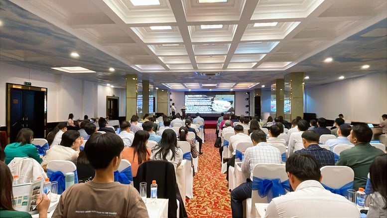 ដីសណ្ដមេគង្គឈានចូលដំណាក់កាលថ្មី៖ ការធ្វើស្តង់ដារដំណើរការស្រូវដែលមានគុណភាពខ្ពស់ កាត់បន្ថយការបំភាយឧស្ម័ន និងការបង្កើនតម្លៃ - រូបថត ១. ĐBSCL vào giai đoạn mới: Chuẩn hóa quy trình lúa chất lượng cao, giảm phát thải và tăng giá trị- Ảnh 1.