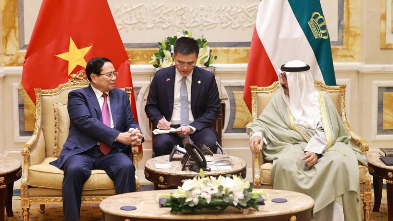 Prim-ministrul Pham Minh Chinh s-a întâlnit cu emirul kuweitian Sheikh Meshal Al-Ahmad Al-Jaber Al-Sabah. (Foto: VNA)