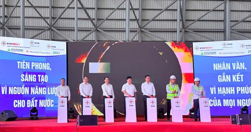 ចុចប៊ូតុងបាញ់ប្រេងទី១នៃឡចំហាយទី១ នៃគម្រោងរោងចក្រថាមពលកម្ដៅ Quang Trach I។