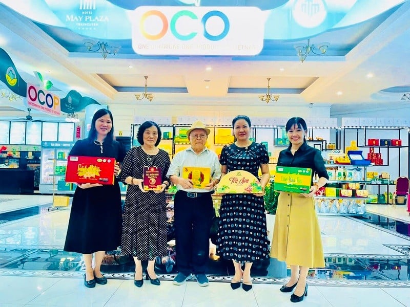 Docent, Dr. Tran Ninh, upptäckaren av 25 sorter av gyllene blomte.